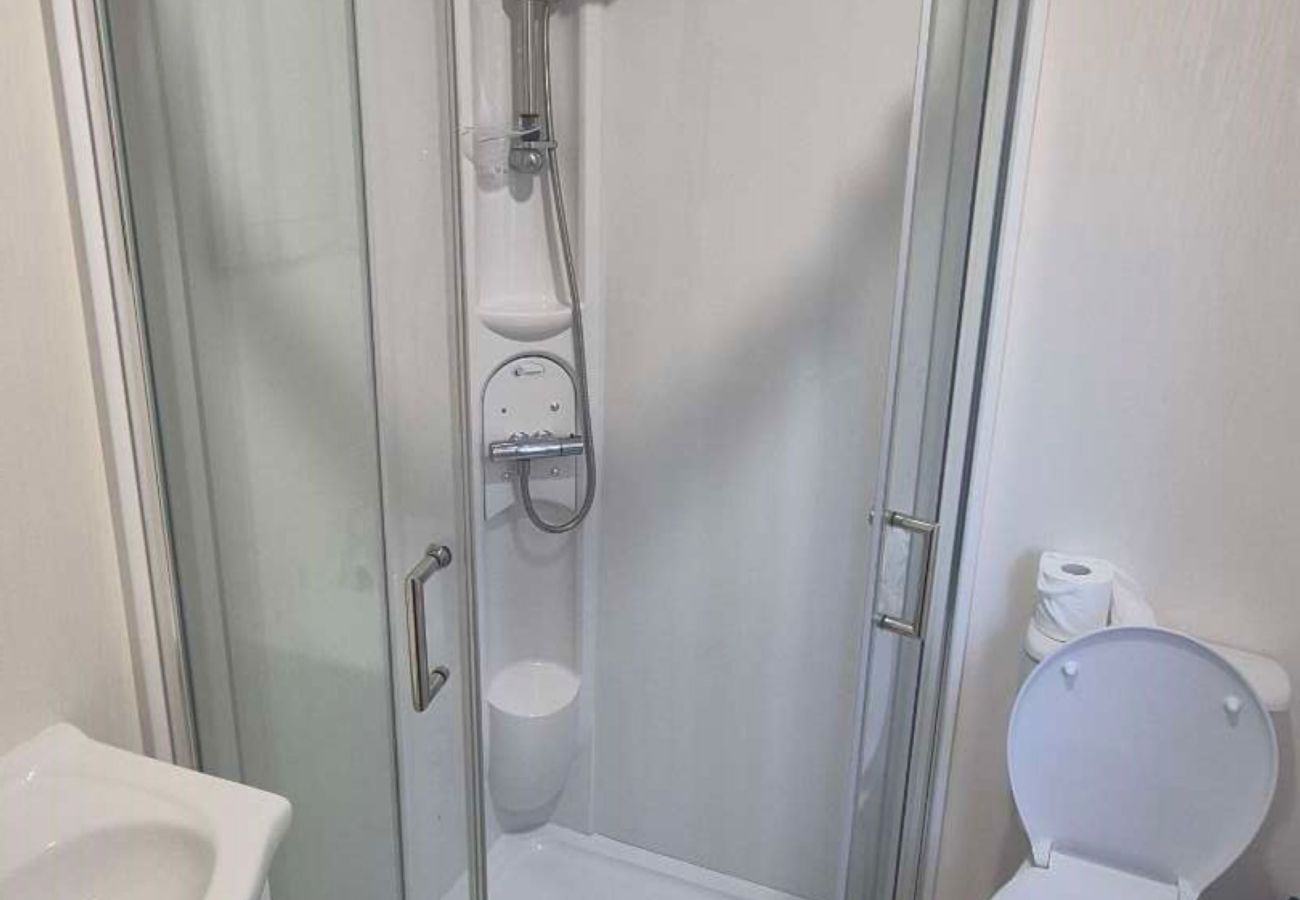 Mobile home in Hastings - Ashland - 2 bedrooms with decking sleeps 4