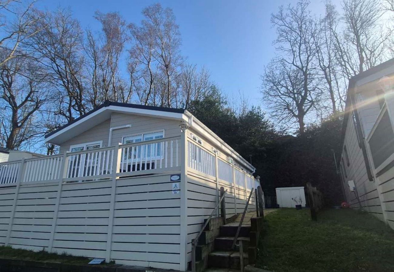 Mobile home in Hastings - Ashland - 2 bedrooms with decking sleeps 4