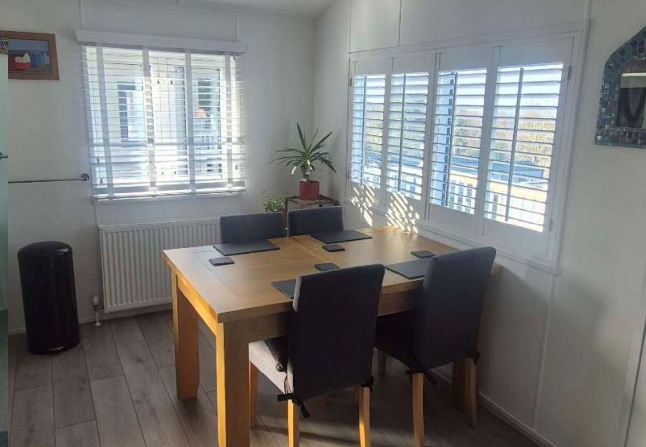 Mobile home in Hastings - Ashland - 2 bedrooms with decking sleeps 4