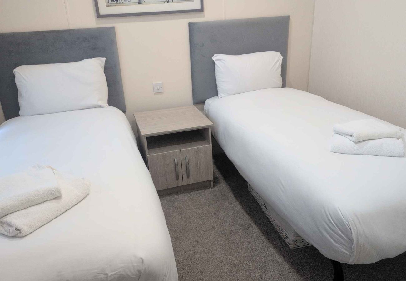 Mobile home in Hastings - Ashland - 2 bedrooms with decking sleeps 4